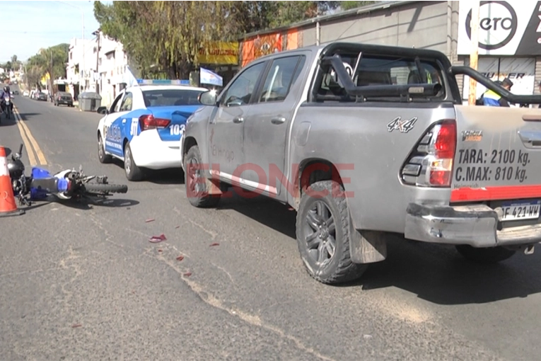 Patrullero, camioneta y moto protagonizaron choque en cadena en transitada avenida de Paraná