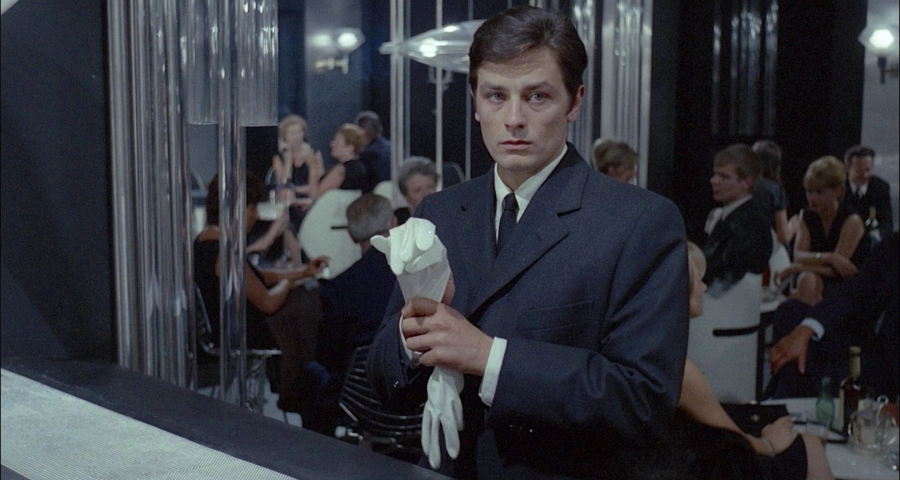 El ritual de Jef Costello (Alain Delon) en la perfecta composici&oacute;n crom&aacute;tica del director de fotograf&iacute;a Henri Dec&auml;e.