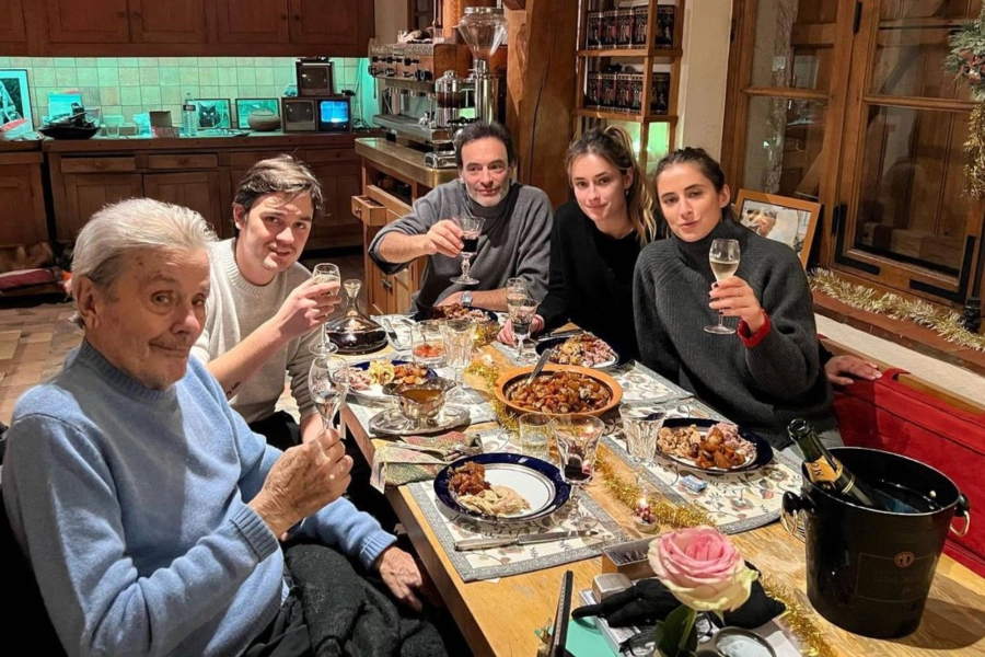 Alain Delon con sus hijos Alain-Fabien y Anthony y dos de sus nietas en la Nochebuena 2023