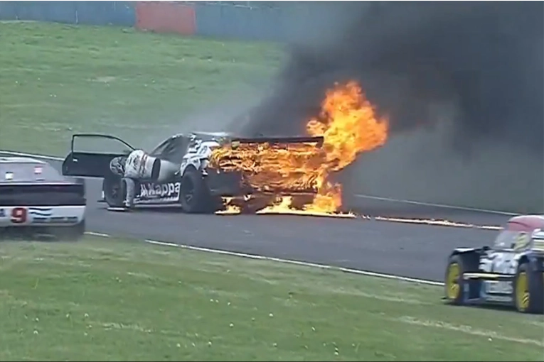 Video: impresionante incendio en el auto de Mazzacane durante la final de TC