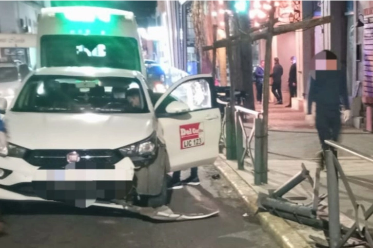 Remisero alcoholizado chocó una baranda que cayó sobre un peatón