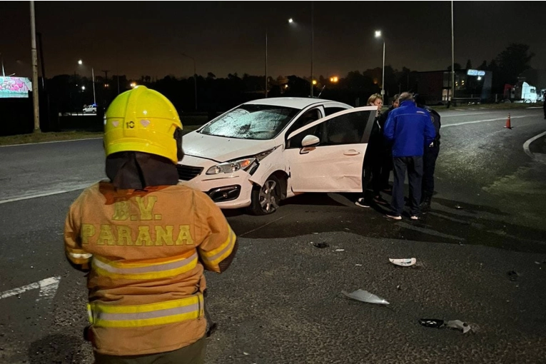 Violento impacto en ingreso a Paraná dejó graves daños materiales