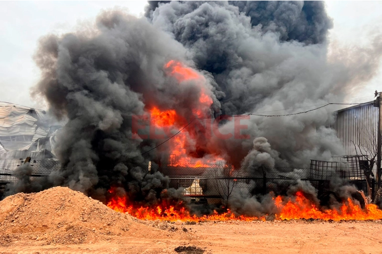 Incendio de grandes dimensiones afectó a una fábrica de Gualeguaychú