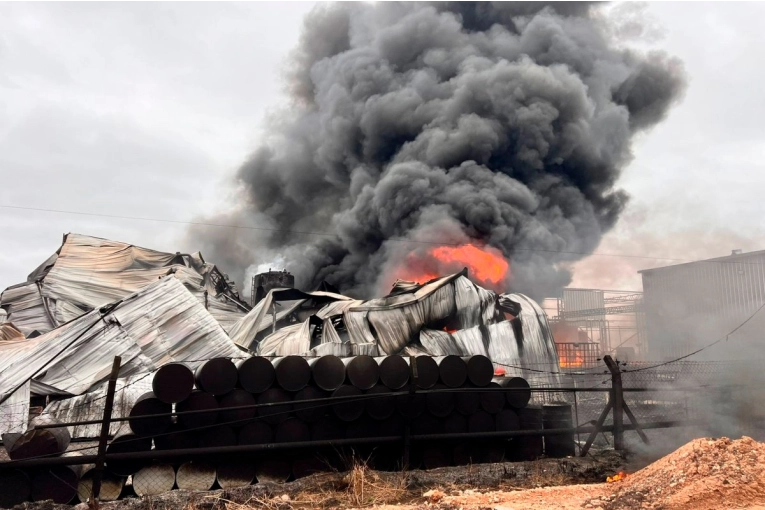 Incendio en fábrica de Gualeguaychú: se quemaron más de 170 toneladas de material inflamable