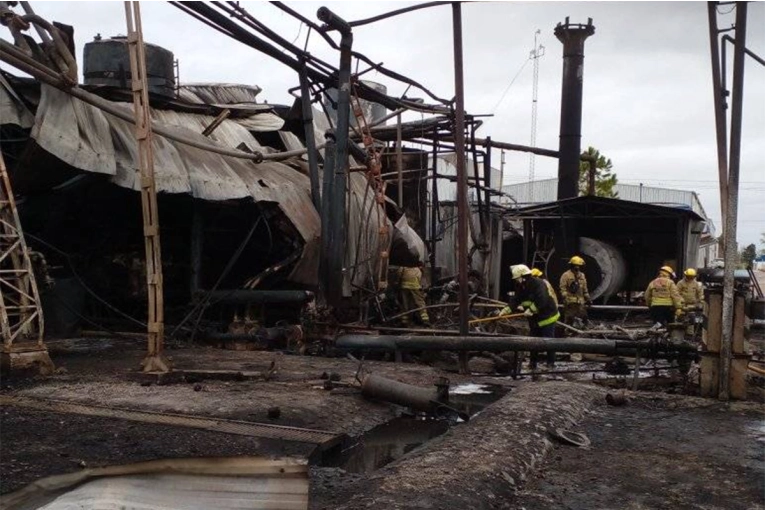 Incendio en fábrica de Gualeguaychú: se reactivó un foco por la noche y fue controlado