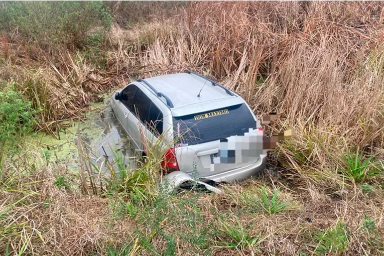 Conductor despistó con su auto, chocó contra el guardarrail y terminó en la cuneta