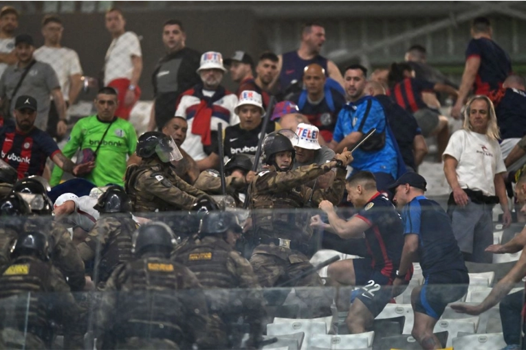 Graves incidentes entre hinchas de San Lorenzo y la policía en Brasil: video