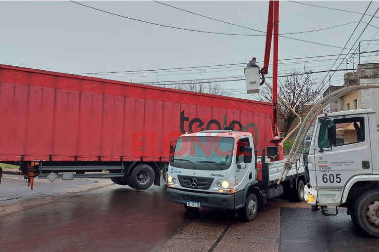 Camión con acoplado intentó doblar en esquina céntrica y derribó una columna