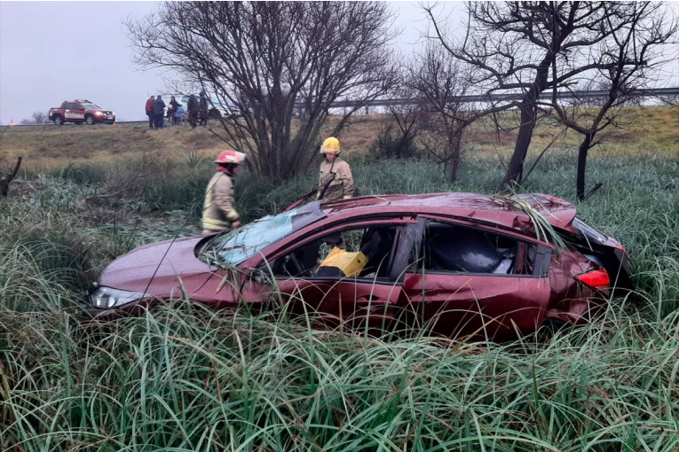 Tres personas fueron asistidas tras despistar y volcar su auto en la Ruta 12