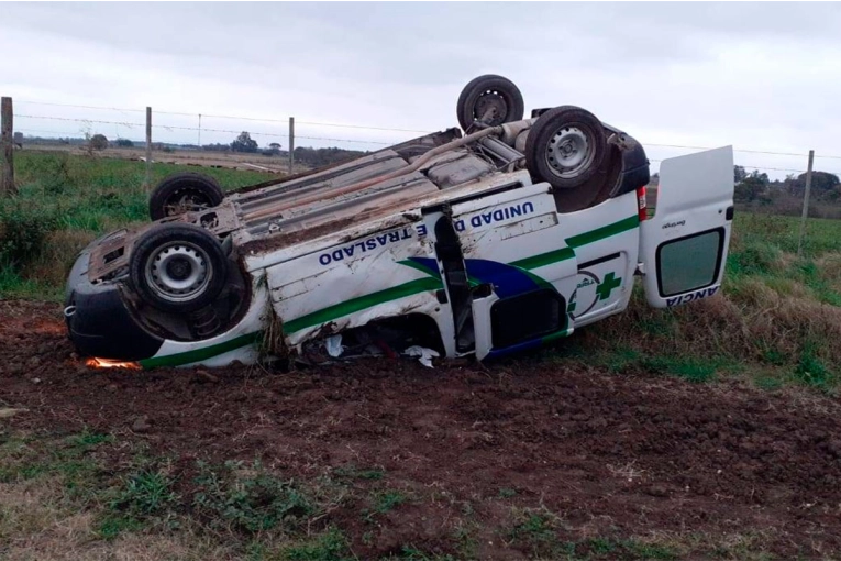 Ambulancia volcó entre Crespo y Racedo: el conductor fue hospitalizado