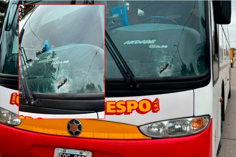 Arrojaron una piedra a un colectivo que unía Paraná y Crespo