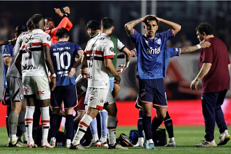 Video: jugador se desplomó en pleno partido de la Copa Libertadores