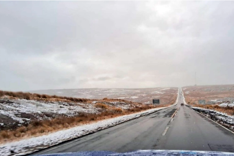 La nieve llegó a Córdoba: videos de los primeros copos en las Altas Cumbres