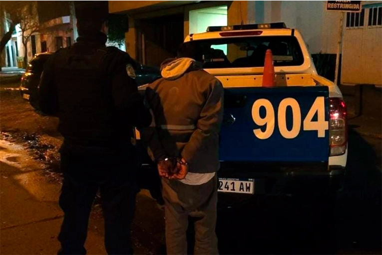 Un hombre fue detenido tras agredir a una mujer en la vía pública