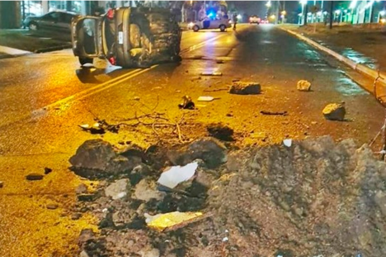 Mujer volcó su auto tras chocar contra montículo de tierra que había en  calle de Concordia