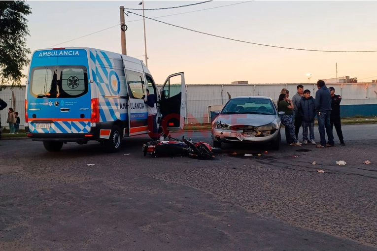 Un motociclista y su acompañante fueron hospitalizados tras chocar con un auto en Paraná