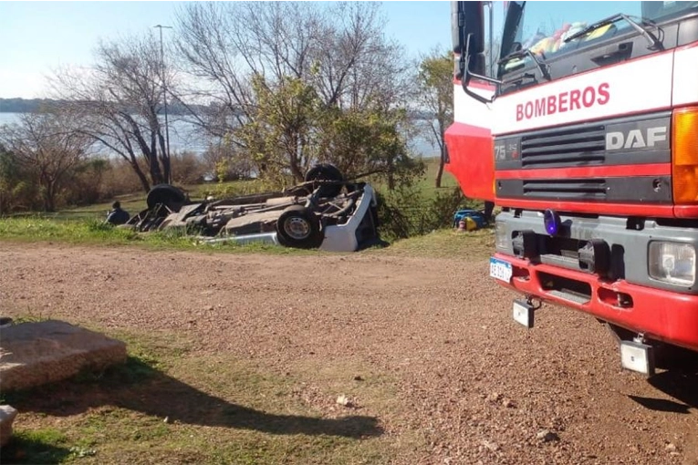 Despistó y su vehículo terminó con las ruedas hacia arriba en una zanja