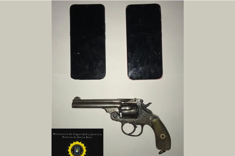 Detuvieron a dos jóvenes que vendían un revolver en las redes sociales