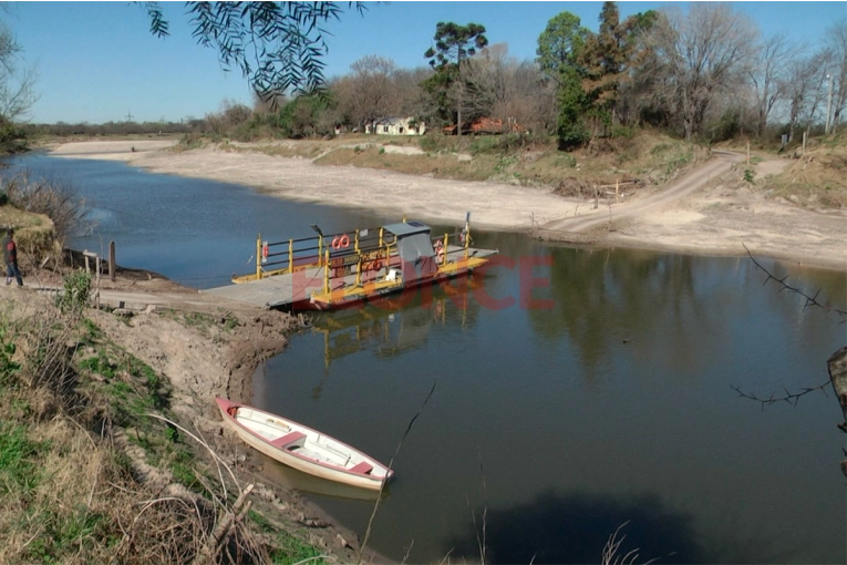 Por la bajante, la balsa de Villa Urquiza tiene un trayecto de diez metros