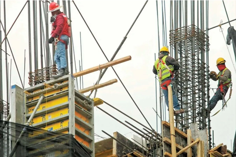 Empleados de la construcción acordaron aumento salarial y un bono en cuotas