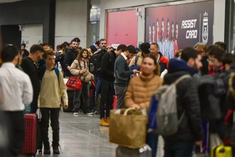 Aeronáuticos comenzaron las asambleas en Ezeiza antes de lo anunciado y afectaron vuelos reprogramados