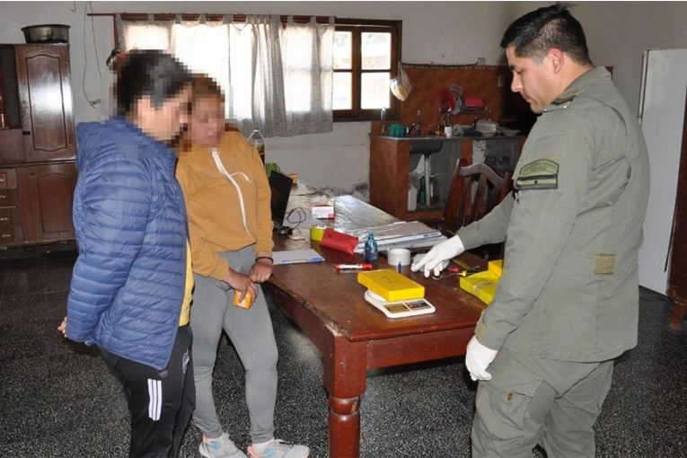 Detienen a pasajera de un taxi y decomisan 4 kilos de cocaína