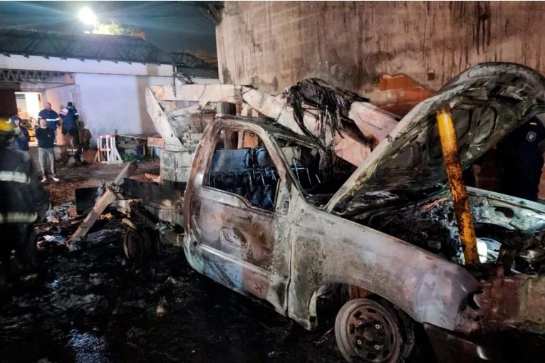 Una camioneta tuvo pérdidas totales tras incendio en galpón municipal de Gualeguaychú