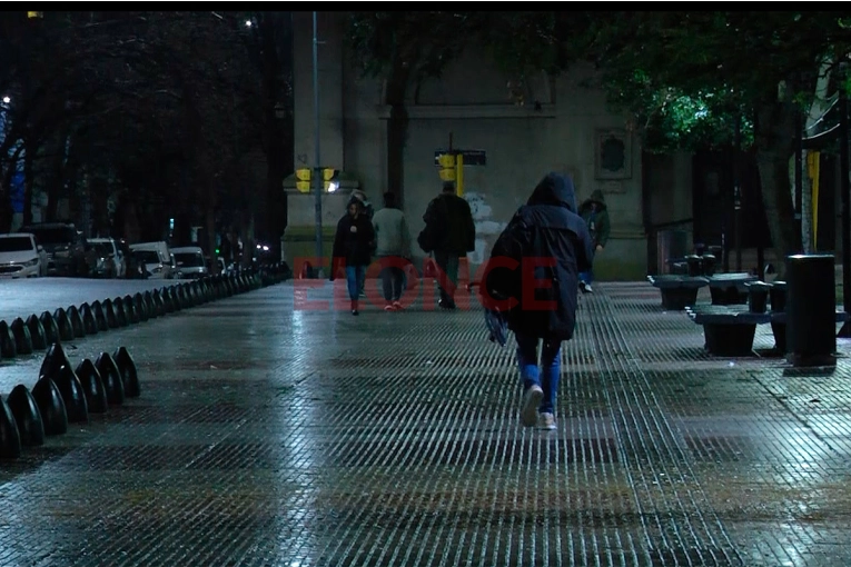 Avanza un sistema frontal con lluvias y baja de temperatura: cuándo volverá el calorcito