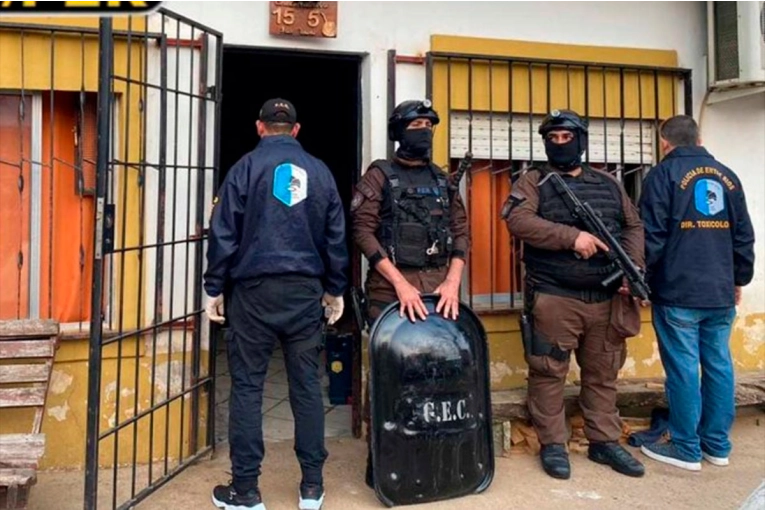 Detuvieron a un hombre por vender droga y tenía un chaleco de la policía