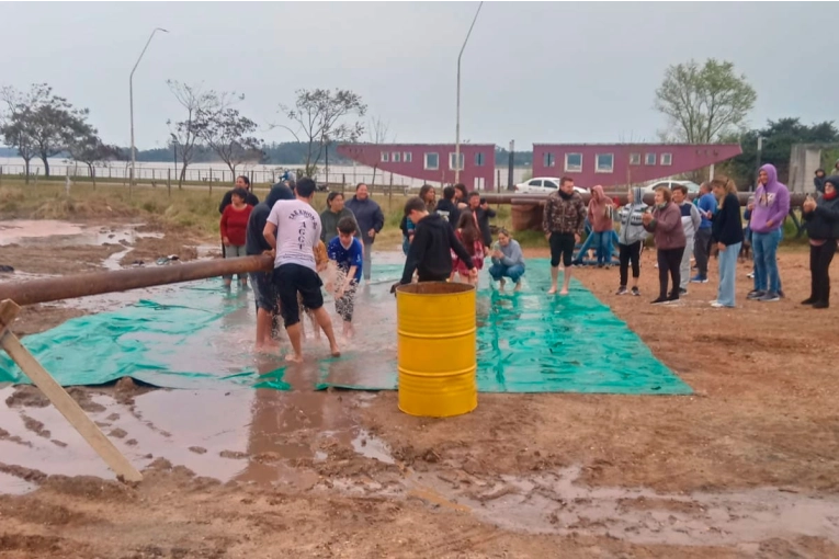 Día histórico para Santa Ana: surgió agua termal tras meses de exploración