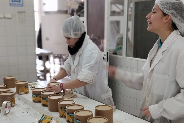 Una escuela entrerriana elabora el dulce de leche del mejor alfajor triple del país