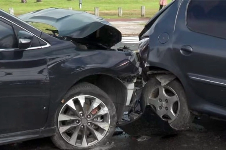 Tenía 1,88 gramos de alcohol en sangre y chocó contra un auto en un semáforo