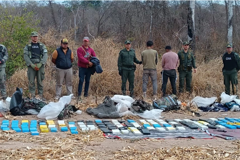 Detuvieron a 11 mochileros con 202 kilos de cocaína