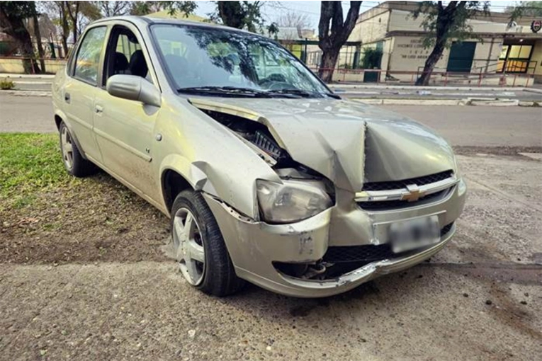 Alcoholizado y sin carnet de conducir, chocó contra el frente de una vivienda