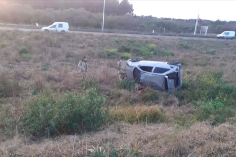 Dos jóvenes policías sufrieron heridas tras volcar su auto en la Ruta Nº14