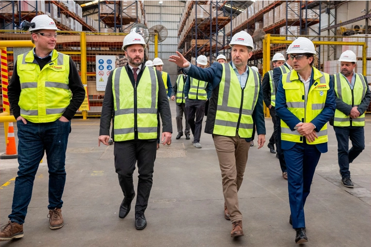 Frigerio visitó la fábrica de materiales a base de madera de la empresa Egger