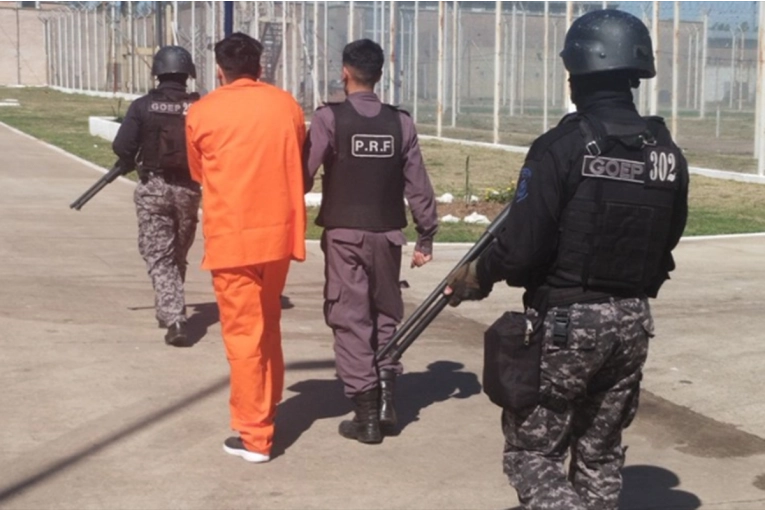 Presos de alto perfil comenzaron a usar uniforme naranja en las cárceles de Santa Fe