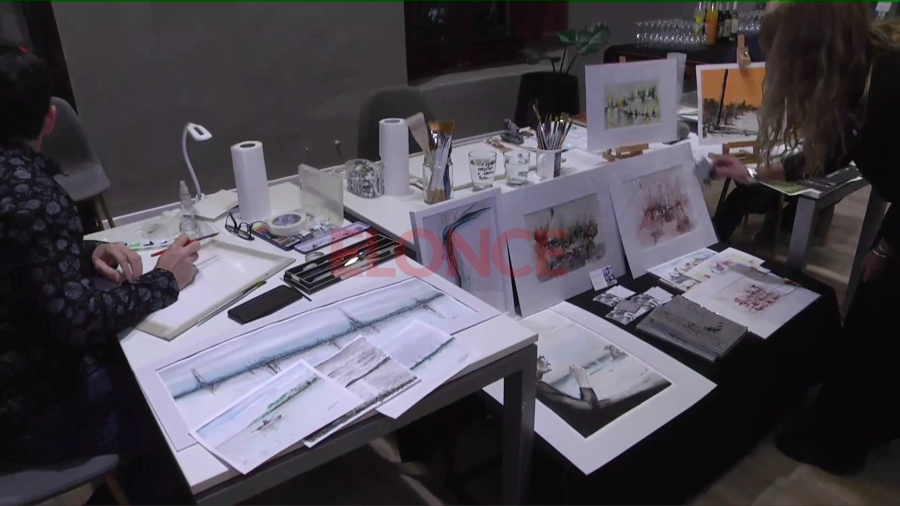 Parte de las obras y las pinturas en vivo de la muestra