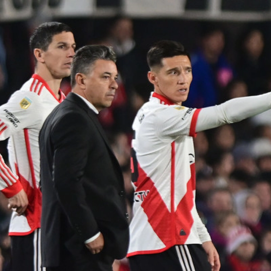 Gallardo le da indicaciones a Kranevitter y "Nacho" Fern&aacute;ndez.
