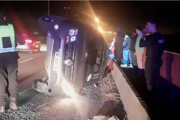 Conductora evitó chocar a una ciclista y volcó en puente aliviador de Ruta 168