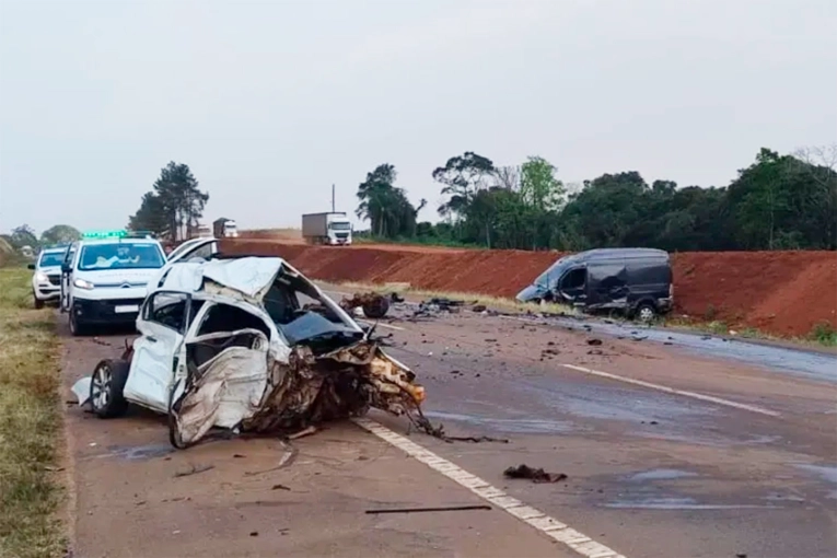 Dos autos chocaron de frente en la ruta 14: sus ocupantes en estado crítico