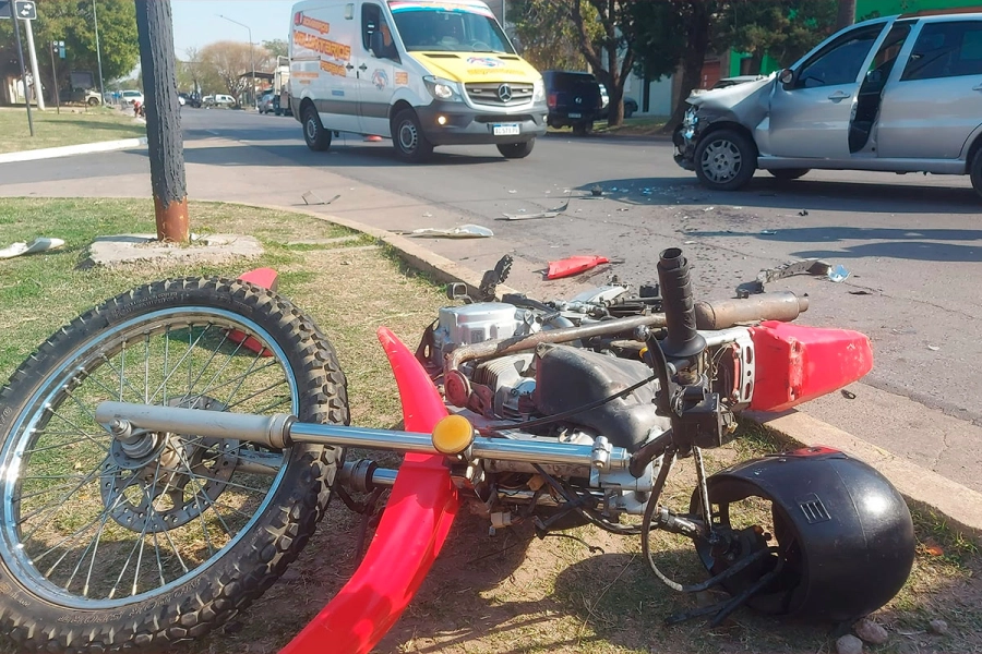 Grave accidente en Paraná: motociclista chocó con auto y un camión estacionado