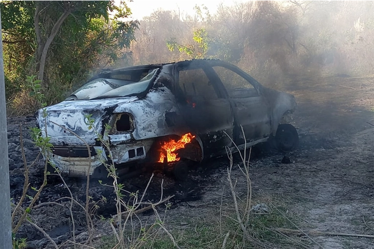 Robaron un auto en Paraná y lo encontraron incendiado