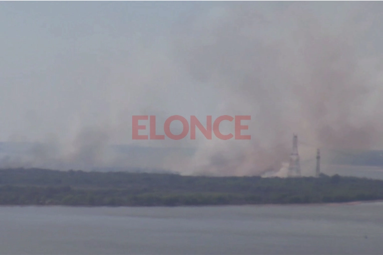 Humo por incendio en islas de Santa Fe no afecta la visibilidad en la ruta y zona del Túnel