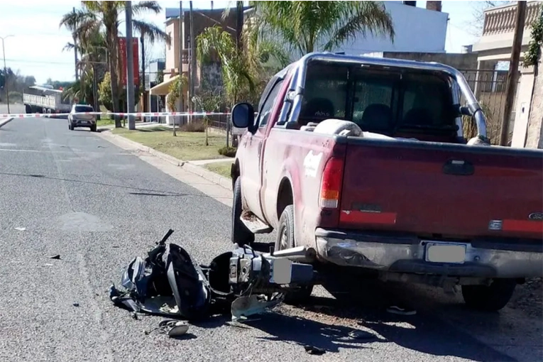 Trasladaron a Paraná a motociclista herida tras chocar contra una camioneta estacionada