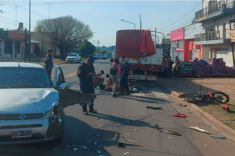 Grave accidente en Paraná: motociclista chocó con auto y un camión estacionado