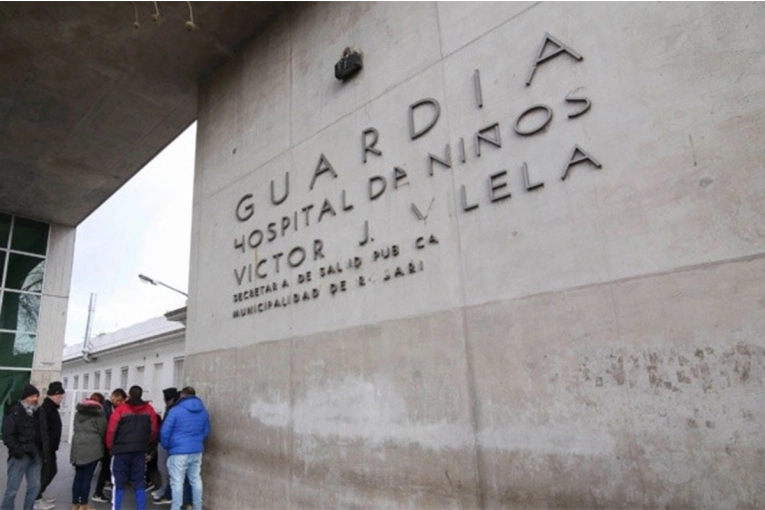 Una mujer y sus cuatro hijos están graves tras un incendio: el padre falleció