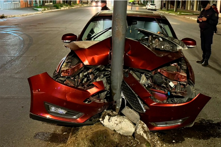 Paranaense alcoholizada “se durmió al volante” y destrozó su auto contra columna