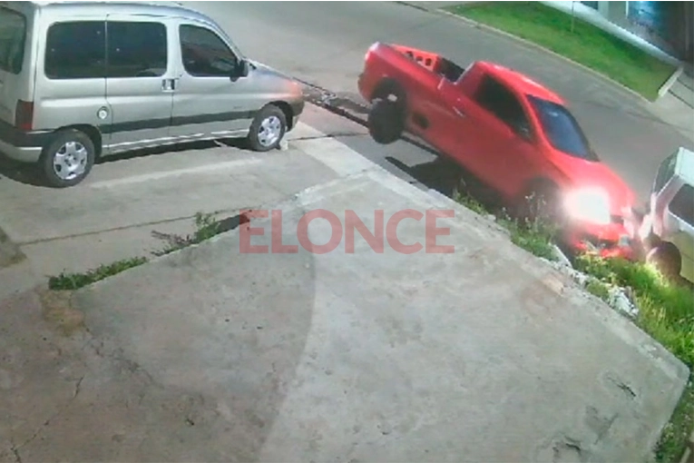 Video: un conductor se dio a la fuga tras chocar a un auto estacionado en Paraná