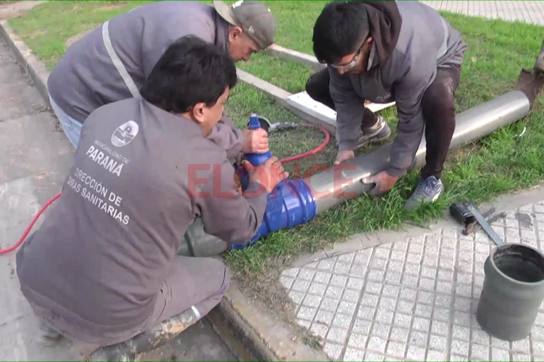 Realizan obras programadas en la red de agua potable de dos sectores de Paraná